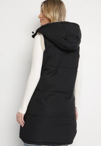 Born2be - Czarna Pikowana Kamizelka Dwustronna z Futerkiem Typu Baranek i Kapturem Lertiala. Okazja: na co dzień. Kolor: czarny. Materiał: futro. Wzór: aplikacja. Styl: casual, elegancki, klasyczny #5