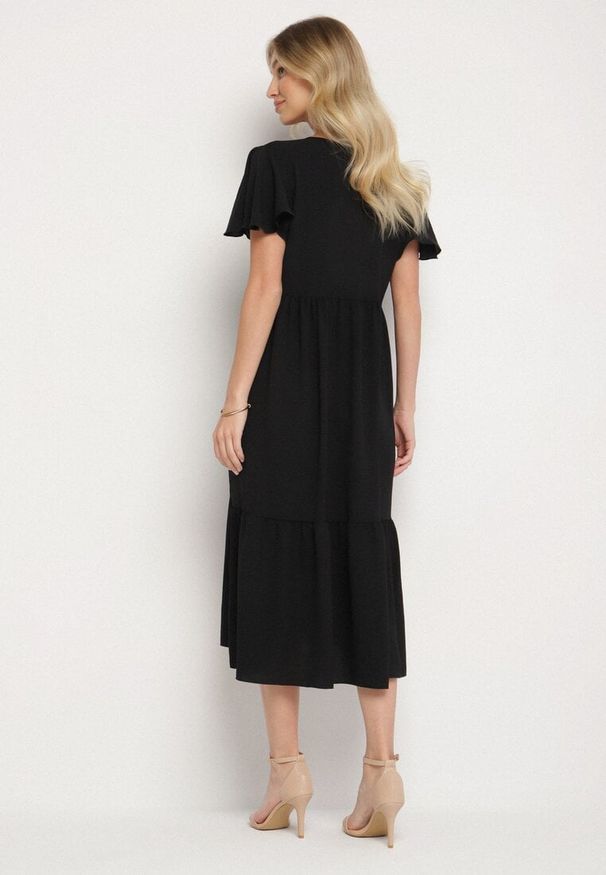 Born2be - Czarna Sukienka o Rozkloszowanym Kroju z Wiskozą Filastia. Okazja: na co dzień. Typ kołnierza: dekolt w kształcie V. Kolor: czarny. Materiał: wiskoza. Długość rękawa: krótki rękaw. Typ sukienki: rozkloszowane. Styl: elegancki, klasyczny, casual