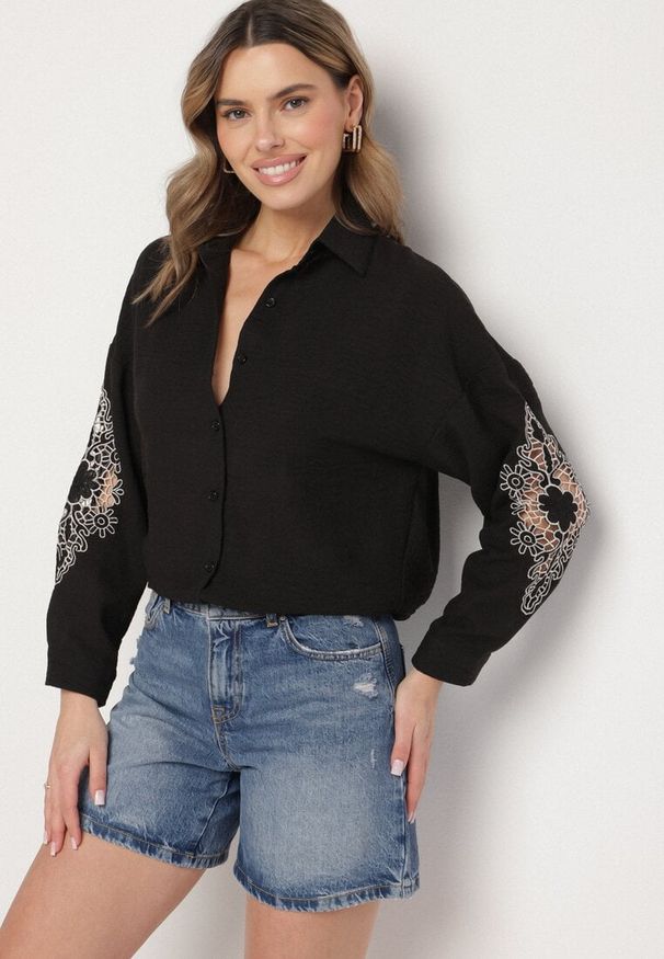 Born2be - Czarna Koszula o Kroju Oversize Zdobiona Haftem na Rękawach Dovorea. Okazja: na co dzień. Typ kołnierza: kołnierzyk klasyczny. Kolor: czarny. Materiał: jeans, materiał, bawełna. Długość rękawa: długi rękaw. Długość: długie. Wzór: aplikacja, haft. Styl: elegancki, casual, klasyczny