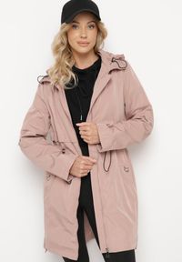 Born2be - Różowa Kurtka Parka Ściągana w Talii z Odpinanym Kapturem Milabra. Kolor: różowy. Materiał: jeans. Styl: sportowy, klasyczny #6