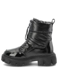Czarne Śniegowce Filippo Ocieplane Buty Damskie. Okazja: na co dzień, na spacer. Zapięcie: zamek. Kolor: czarny. Materiał: lakier. Wzór: napisy. Sezon: zima. Styl: casual #10