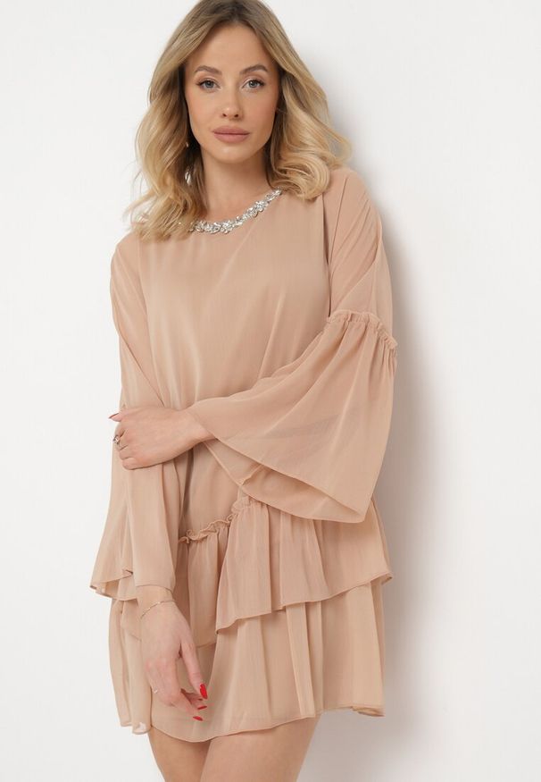 Born2be - Beżowa Rozkloszowana Sukienka Mini z Dekoltem Ozdobionym Cyrkoniami i Falbanką Stevianta. Kolor: beżowy. Wzór: aplikacja. Długość: mini