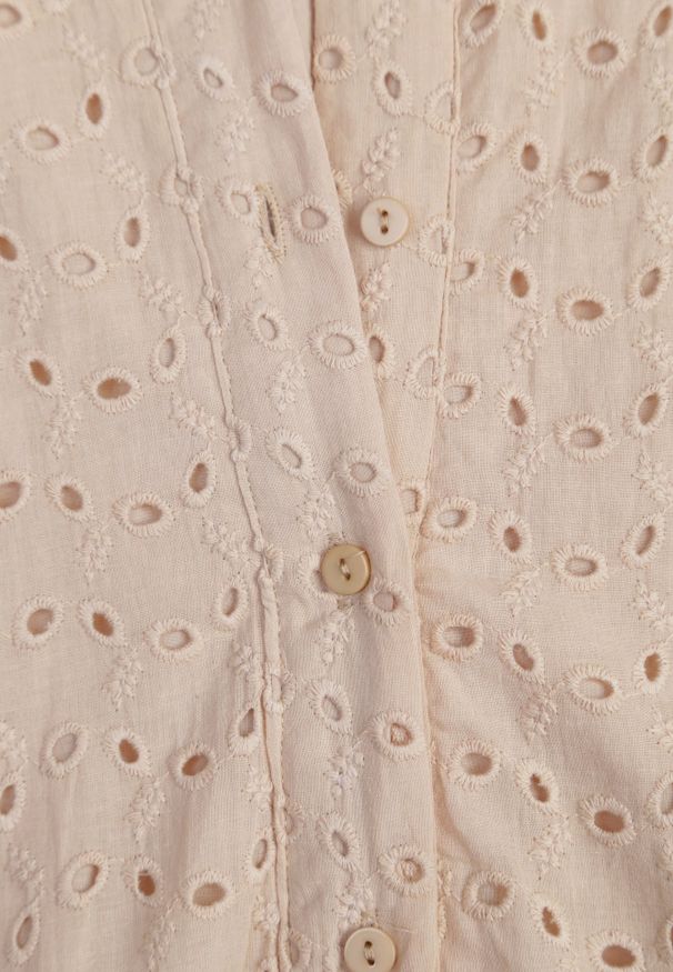 Renee - Beżowa Koszulowa Sukienka z Ażurowej Bawełny Wiązana w Talii Lulilena. Okazja: na spacer. Kolor: beżowy. Materiał: bawełna. Długość rękawa: krótki rękaw. Wzór: ażurowy. Sezon: lato. Typ sukienki: koszulowe. Styl: elegancki