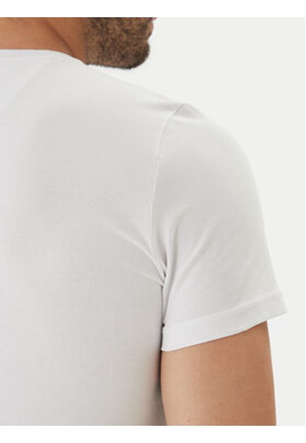 Guess T-Shirt U6GM03 K6YW1 Biały Slim Fit. Kolor: biały. Materiał: bawełna