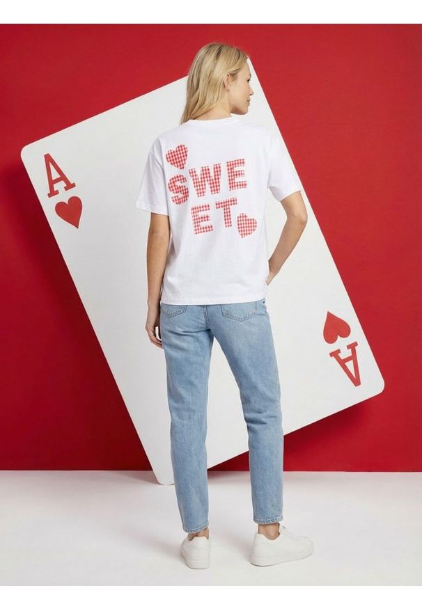 Sinsay - Bawełniana koszulka z haftem - biały. Kolor: biały. Materiał: bawełna. Wzór: haft