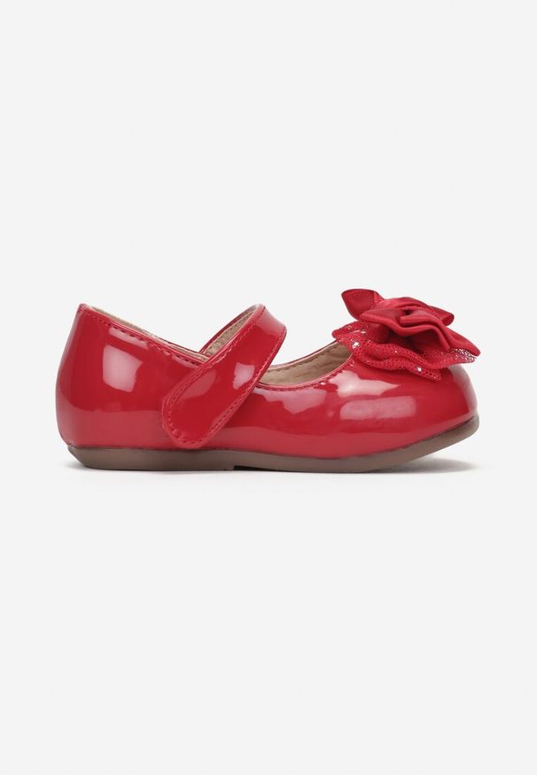 Born2be - Czerwone Balerinki Oreithosa. Nosek buta: okrągły. Zapięcie: pasek. Kolor: czerwony. Materiał: materiał, lakier. Wzór: aplikacja. Styl: elegancki