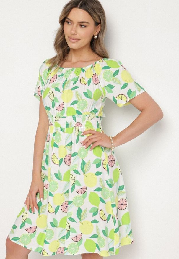 Born2be - Zielona Sukienka Hiszpanka z Bawełną i Motywem Cytrusów Avfila. Okazja: na co dzień. Typ kołnierza: dekolt hiszpanka. Kolor: zielony. Materiał: bawełna. Sezon: lato. Styl: casual, elegancki