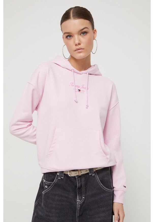 Tommy Jeans bluza damska kolor różowy z kapturem z nadrukiem. Typ kołnierza: kaptur. Kolor: różowy. Wzór: nadruk