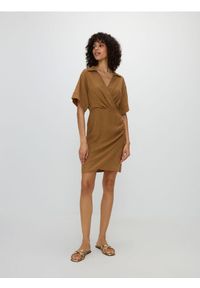 Reserved - Kopertowa sukienka mini z lnem - brązowy. Kolor: brązowy. Materiał: len. Typ sukienki: kopertowe. Długość: mini #1
