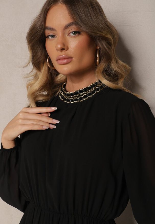 Renee - Czarna Sukienka z Aplikacjami na Stójce i z Gumką w Talii Lilora. Typ kołnierza: kołnierzyk stójkowy. Kolor: czarny. Długość rękawa: długi rękaw. Wzór: aplikacja. Typ sukienki: proste. Styl: elegancki