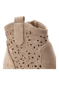 Botki damskie S.Barski,cholewka z materiału ażurowe wycięcia na bokach zamek po wewnętrznej stronie smukły fason wyprofilowany obcas stabilna bryła d. Okazja: na co dzień. Zapięcie: zamek. Kolor: beżowy. Szerokość cholewki: normalna. Wzór: ażurowy. Materiał: materiał. Obcas: na obcasie. Styl: casual, elegancki. Wysokość obcasa: średni #7
