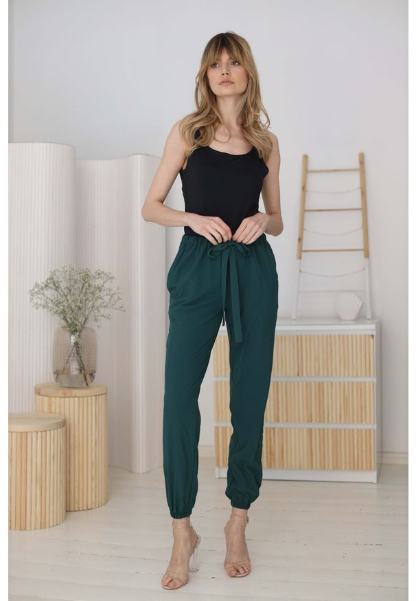 Nommo - Wygodne Spodnie z Troczkami w Pasie - Ciemno Zielone. Kolor: zielony. Materiał: poliester, wiskoza