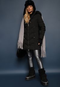 Renee - Czarna Kurtka o Fasonie Płaszcza z Pikowaniem i Futrzanym Kapturem Mavila. Kolor: czarny. Materiał: futro. Długość: długie #5