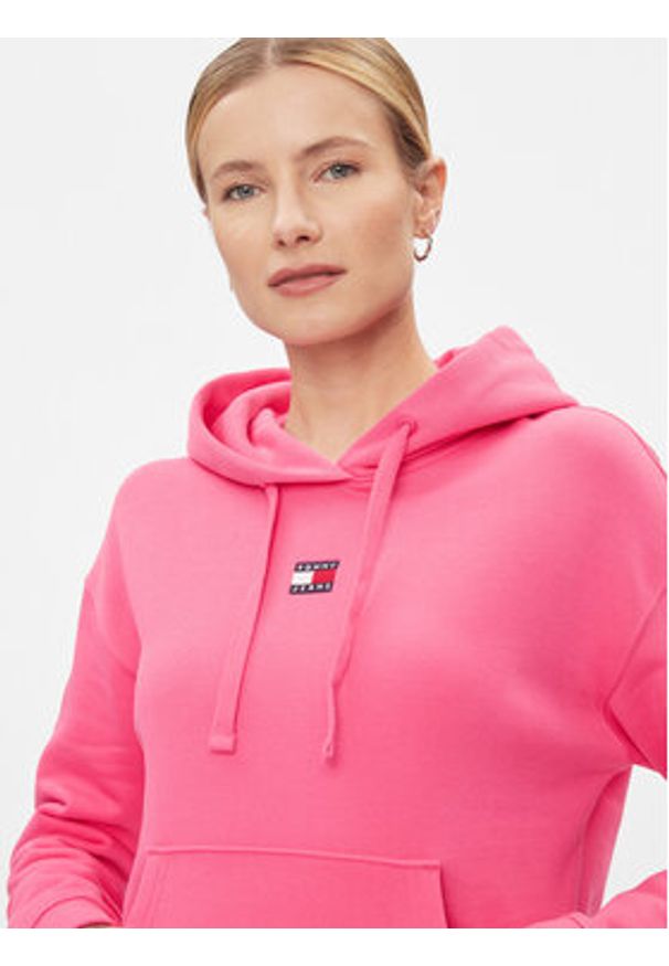 Tommy Jeans Bluza Badge DW0DW17326 Różowy Boxy Fit. Kolor: różowy. Materiał: bawełna