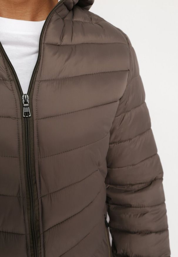 Born2be - Ciemnozielona Kurtka Pikowana z Kapturem Minae. Okazja: na co dzień. Typ kołnierza: kaptur. Kolekcja: plus size. Kolor: zielony. Materiał: jeans, materiał. Długość rękawa: długi rękaw. Długość: długie. Styl: casual