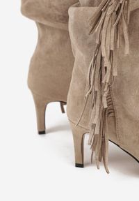 Renee - Ciemnobeżowe Kozaki na Szpilce w Stylu Boho Ozdobione Frędzlami Mevinavia. Okazja: na co dzień. Kolor: beżowy. Materiał: jeans. Wzór: aplikacja. Sezon: lato. Obcas: na szpilce. Styl: boho #3