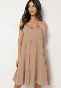 Born2be - Beżowa Sukienka a Rozkloszowana Sukienka na Ramiączkach z Falbanami Criselles. Okazja: na spacer, na plażę. Typ kołnierza: kołnierz z falbankami. Kolor: beżowy. Materiał: bawełna. Długość rękawa: na ramiączkach. Sezon: lato. Styl: elegancki #1