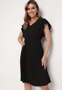 Born2be - Czarna Sukienka Rozkloszowana Midi z Plisowanym Dołem Sabara. Okazja: na co dzień. Kolor: czarny. Materiał: skóra. Styl: casual. Długość: midi #6