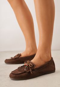 Renee - Brązowe Mokasyny VICES z Imitacji Zamszu z Kokardką Kolorowymi Koralikami i Skórzaną Wkładką Nenden. Okazja: na co dzień. Kolor: brązowy. Materiał: skóra, zamsz. Wzór: kolorowy. Styl: casual, elegancki #9