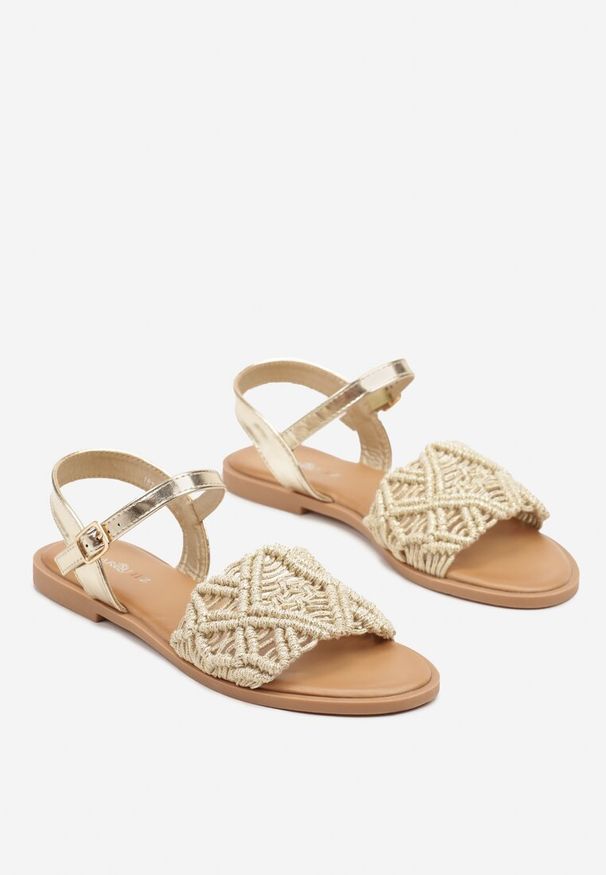 Renee - Złote Sandały z Plecionką w Stylu Boho Ciarivaria. Okazja: na co dzień. Zapięcie: sprzączka. Kolor: złoty. Styl: boho