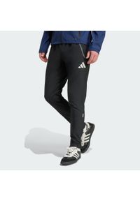 Adidas - Spodnie Arsenal Tiro 25 Competition Vis Tech Travel. Kolor: czarny. Materiał: dresówka. Sport: piłka nożna