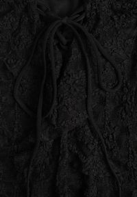 Renee - Czarna Eteryczna Sukienka z Koronki z Falbankami i Wiązaniem Dianatta. Okazja: na co dzień. Typ kołnierza: kołnierz z falbankami. Kolor: czarny. Materiał: koronka. Wzór: koronka. Styl: casual, elegancki, boho #8