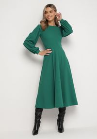 Born2be - Zielona Rozkloszowana Midi Sukienka z Eleganckimi Luźnymi Rękawami Samriddhi. Kolor: zielony. Sezon: jesień, zima. Styl: elegancki. Długość: midi