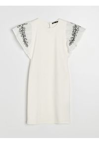 Sinsay - Sukienka mini z łączonych materiałów z haftem na rękawie - kremowy. Kolor: kremowy. Materiał: materiał. Wzór: haft. Długość: mini #1