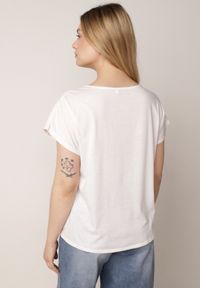 Born2be - Biała Bluzka Bawełniana z Ażurowymi Wycięciami Ryrlea. Okazja: na co dzień. Kolor: biały. Materiał: bawełna. Długość: długie. Wzór: ażurowy. Styl: casual, klasyczny #7