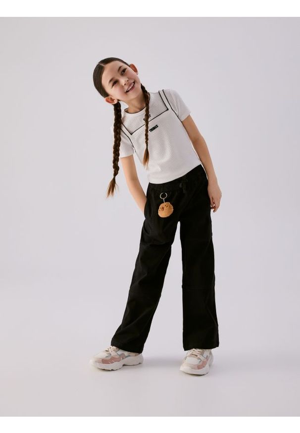 Reserved - Spodnie z breloczkiem - czarny. Kolor: czarny. Materiał: tkanina, bawełna