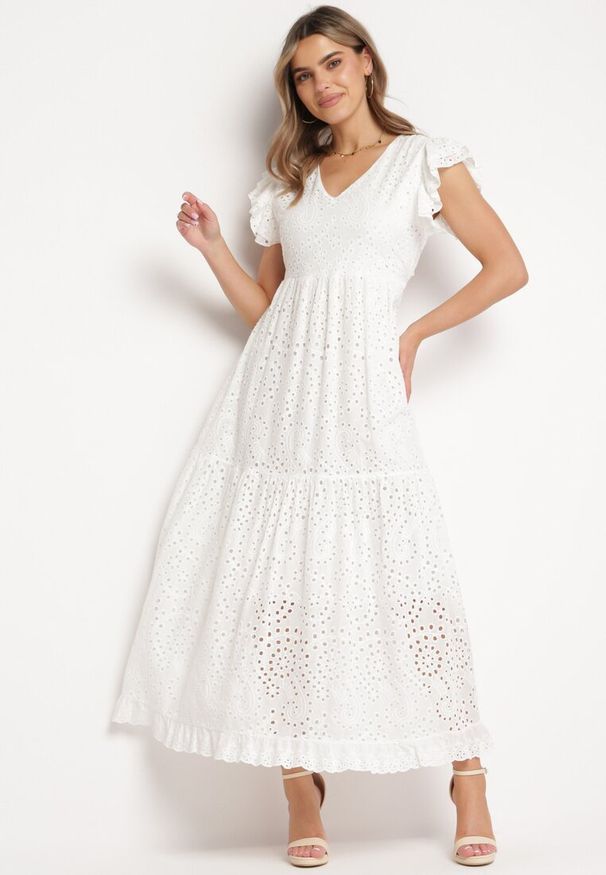 Born2be - Biała Bawełniana Sukienka Ozdobiona Haftem i Falbankami Przy Ramionach Celestis. Typ kołnierza: kołnierz z falbankami. Kolor: biały. Materiał: bawełna. Wzór: haft, aplikacja. Sezon: lato