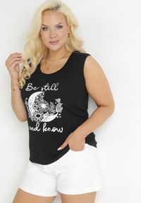 Born2be - Czarny Tank Top z Nadrukiem i Okrągłym Dekoltem Irinka. Kolor: czarny. Wzór: nadruk #1