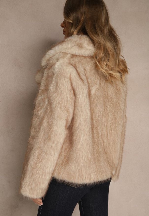 Renee - Beżowa Kurtka Typu Futerko Ozdobione Kołnierzem Tilea. Okazja: na co dzień, na randkę. Kolor: beżowy. Materiał: futro. Wzór: aplikacja. Styl: casual, klasyczny, elegancki