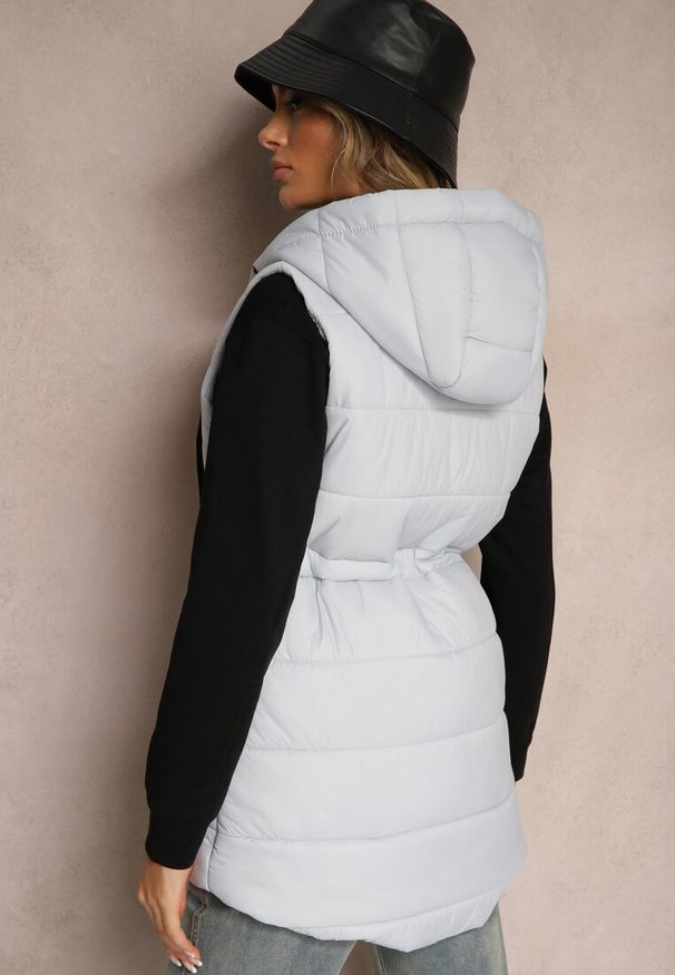 Renee - Jasnoniebieska Rozpinana Kamizelka Ozdobiona Pikowaniem z Kieszeniami na Suwak i Kapturem Zairis. Okazja: na co dzień. Typ kołnierza: kaptur. Kolor: niebieski. Materiał: jeans. Wzór: aplikacja. Styl: casual, elegancki