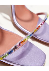 AMINA MUADDI - Fioletowe sandały z kryształami Gilda. Zapięcie: pasek. Kolor: różowy, wielokolorowy, fioletowy. Materiał: materiał. Wzór: paski. Obcas: na obcasie. Wysokość obcasa: średni #7