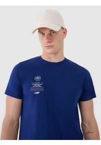 4f - 4F T-shirt regular z nadrukiem męski - granatowy XXL. Okazja: na co dzień. Kolor: niebieski. Materiał: dzianina, bawełna, jersey. Długość rękawa: krótki rękaw. Długość: krótkie. Wzór: nadruk. Styl: klasyczny, sportowy, casual