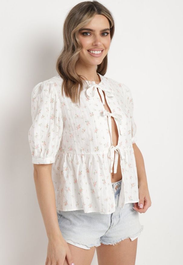 Born2be - Beżowa Bawełniana Bluzka Koszulowa z Krótkim Rękawem z Wiązaniem z Przodu i Falbanką Zisaa. Okazja: na co dzień, do pracy, na spotkanie biznesowe. Kolor: beżowy. Materiał: bawełna. Długość rękawa: krótki rękaw. Długość: krótkie. Styl: biznesowy, casual