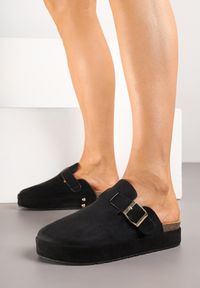 Born2be - Czarne Klapki na Grubej Podeszwie w Stylu Chodaków z Klamrą Lilarose. Okazja: na co dzień. Kolor: czarny. Styl: casual #5