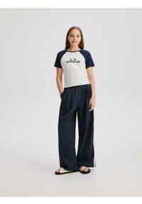 Reserved - Bawełniany t-shirt z aplikacją - granatowy. Kolor: niebieski. Materiał: bawełna. Wzór: aplikacja