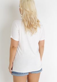 Born2be - Biały T-shirt Typu Nietoperz z Błyszczącym Nadrukiem z Kotami Iriana. Kolor: biały. Wzór: nadruk