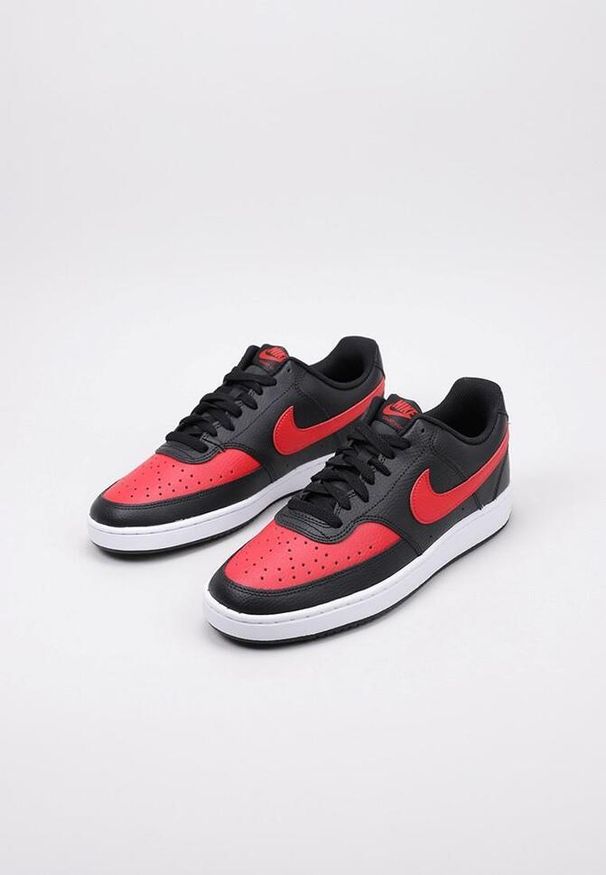 Buty męskie sportowe Nike COURT VISION LO. Zapięcie: sznurówki. Kolor: czerwony, wielokolorowy, czarny. Materiał: materiał, syntetyk. Szerokość cholewki: normalna. Model: Nike Court. Sport: turystyka piesza