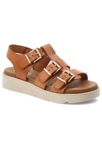 Sandały damskie Hee, cholewka ze skóry naturalnej paski z regulacją na klamry grubsza podeszwa casualowy styl, brązowe, 26100. Okazja: na co dzień. Zapięcie: klamry. Kolor: brązowy. Materiał: skóra. Wzór: paski. Styl: casual #1