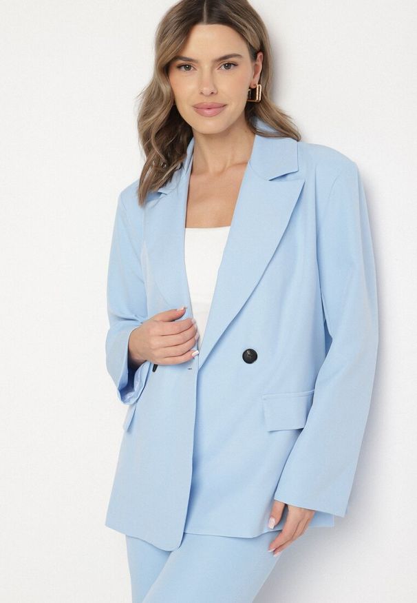 Born2be - Jasnoniebieska Dwurzędowa Marynarka o Pudełkowym Kroju Oversize Kosalia. Okazja: na co dzień, na spotkanie biznesowe. Kolor: niebieski. Materiał: jeans. Styl: klasyczny, casual, elegancki, biznesowy