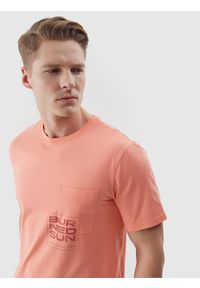 4f - T-shirt regular z bawełny organicznej z nadrukiem męski - pomarańczowy. Okazja: na co dzień. Kolor: pomarańczowy. Materiał: bawełna. Długość rękawa: krótki rękaw. Długość: krótkie. Wzór: nadruk. Styl: casual, sportowy, klasyczny