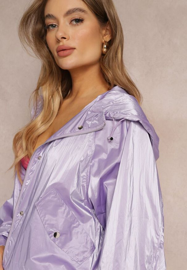 Renee - Fioletowa Kurtka Oversize Metaliczna z Kapturem Miana. Typ kołnierza: kaptur. Kolor: fioletowy