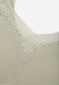 Born2be - Zielony Biustonosz Sportowy z Siateczką i Usztywnionymi Miseczkami Zerirae. Kolor: zielony. Materiał: dresówka. Rodzaj stanika: wyciągane miseczki #3