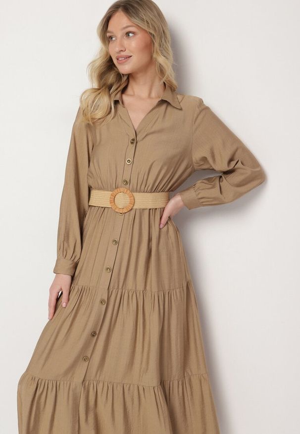 Born2be - Ciemnobeżowa Sukienka Koszulowa z Wiskozy z Elastycznym Paskiem z Klamrą Felucia. Okazja: na spacer, na co dzień. Typ kołnierza: dekolt w kształcie V. Kolor: beżowy. Materiał: wiskoza. Długość rękawa: długi rękaw. Typ sukienki: koszulowe. Styl: elegancki, casual, klasyczny