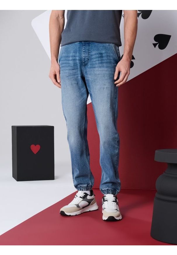 Sinsay - Jeansy jogger z efektem sprania - niebieski. Kolor: niebieski