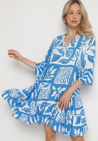 Born2be - Niebieska Bawełniana Sukienka o Rozkloszowanym Kroju z Geometrycznym Wzorem Talienna. Okazja: na co dzień. Typ kołnierza: dekolt w kształcie V. Kolor: niebieski. Materiał: bawełna. Wzór: geometria. Sezon: lato. Typ sukienki: proste. Styl: elegancki, casual #3