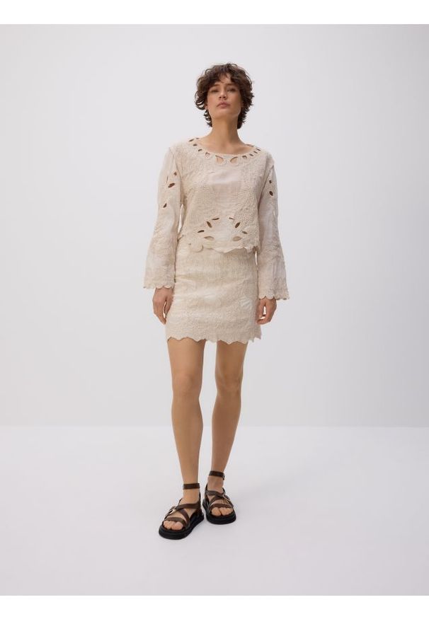 Reserved - Spódnica z haftem - złamana biel. Materiał: tkanina. Wzór: haft